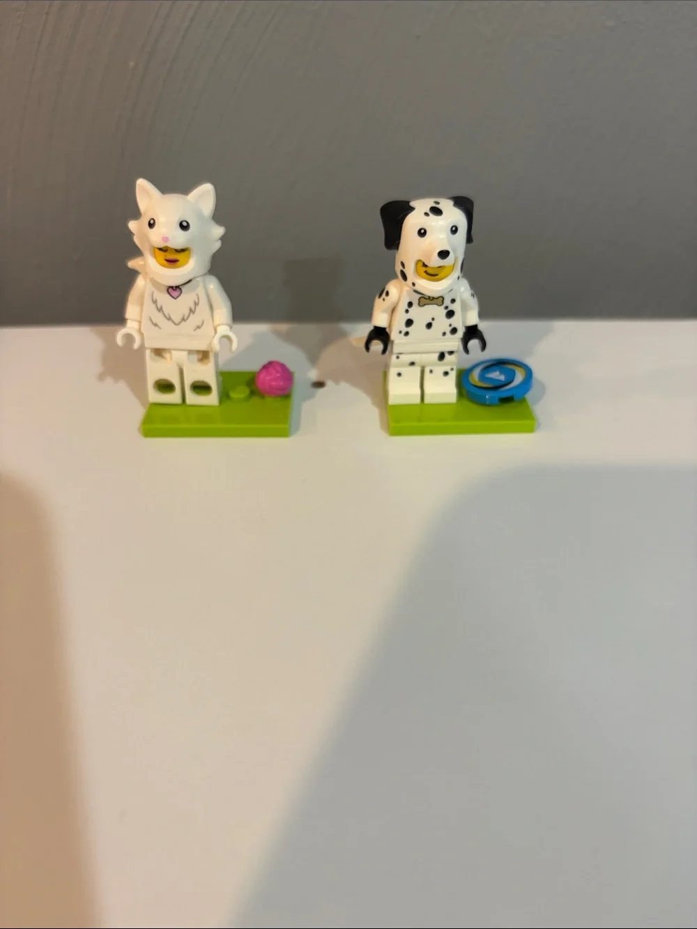 Lego White cat & Dalmatian Minifigure Duo with Green Bases